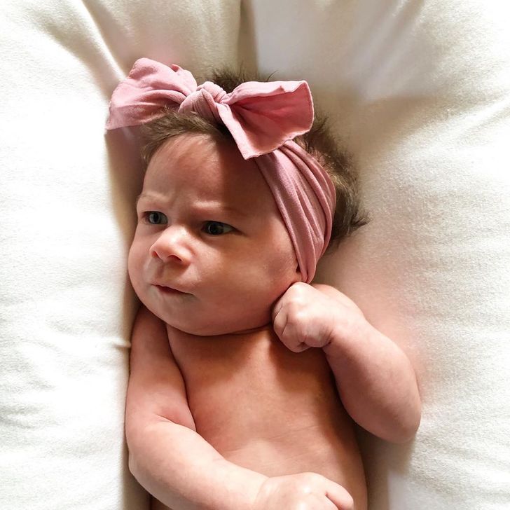 طفلة ولدت بتعابير وجه غاضبة تتحول إلى أيقونة شهيرة على الإنترنت