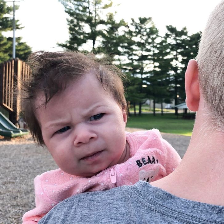 طفلة ولدت بتعابير وجه غاضبة تتحول إلى أيقونة شهيرة على الإنترنت